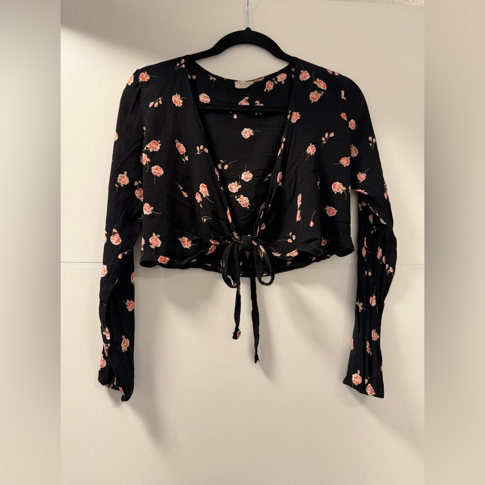 🩵John Galt - Brandy Melville Black Floral Tie-Front Crop Top – Long Sleeve